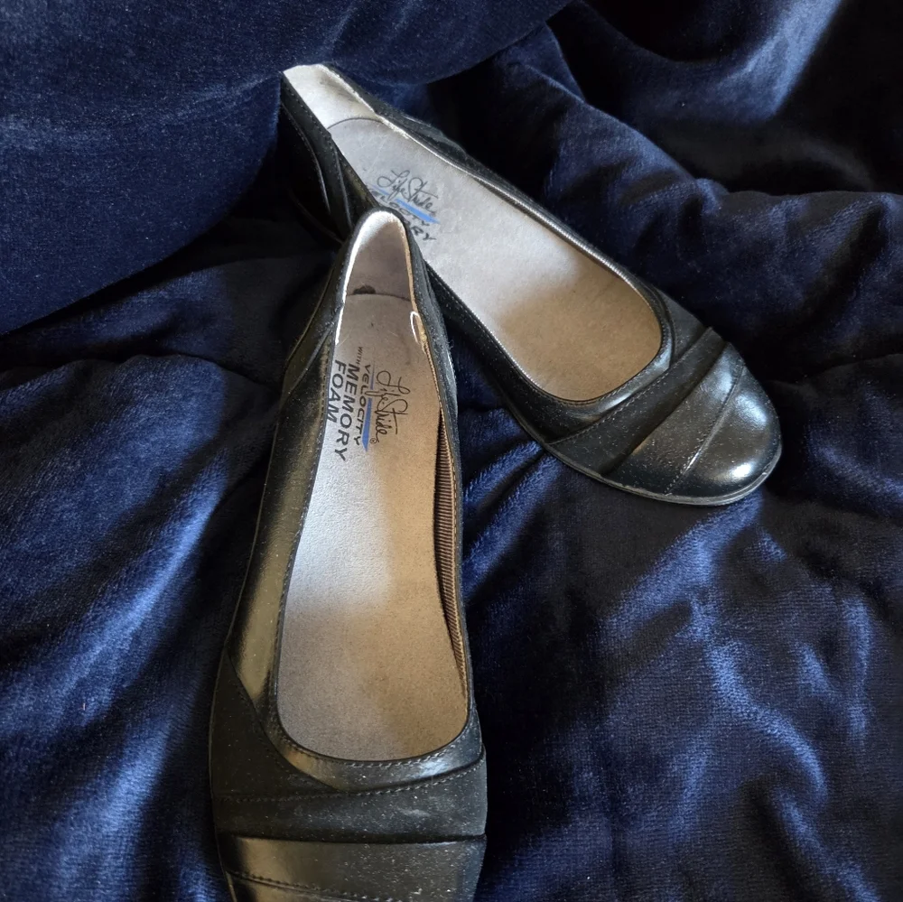 Life's stride velocity made with memory foam Elegant Black Women's Flats